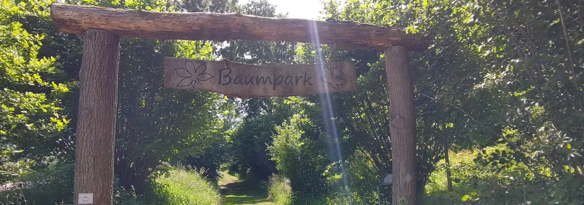 Die Eingangspforte des Baumparks Die Eingangspforte des Baumparks