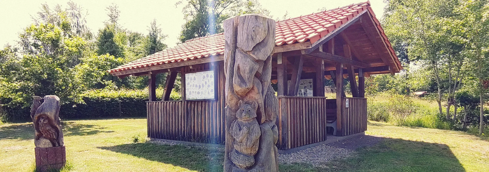 Rasthäuschen mitten im Baumpark Rasthäuschen mitten im Baumpark